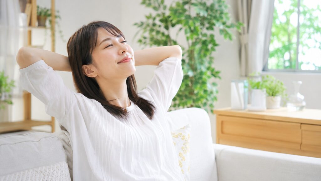 梅雨時期でも湿気・カビ・臭い対策を施して快適に過ごす女性