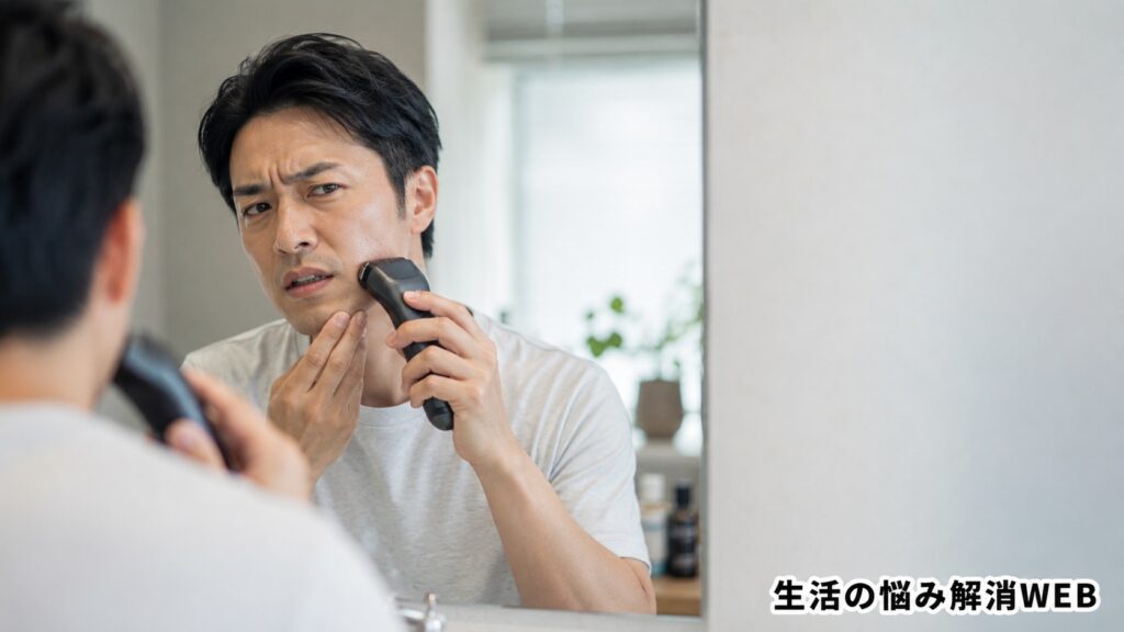 鏡の前で電動シェーバーを使い、毛が引っ張られるような違和感に気づく日本人男性
