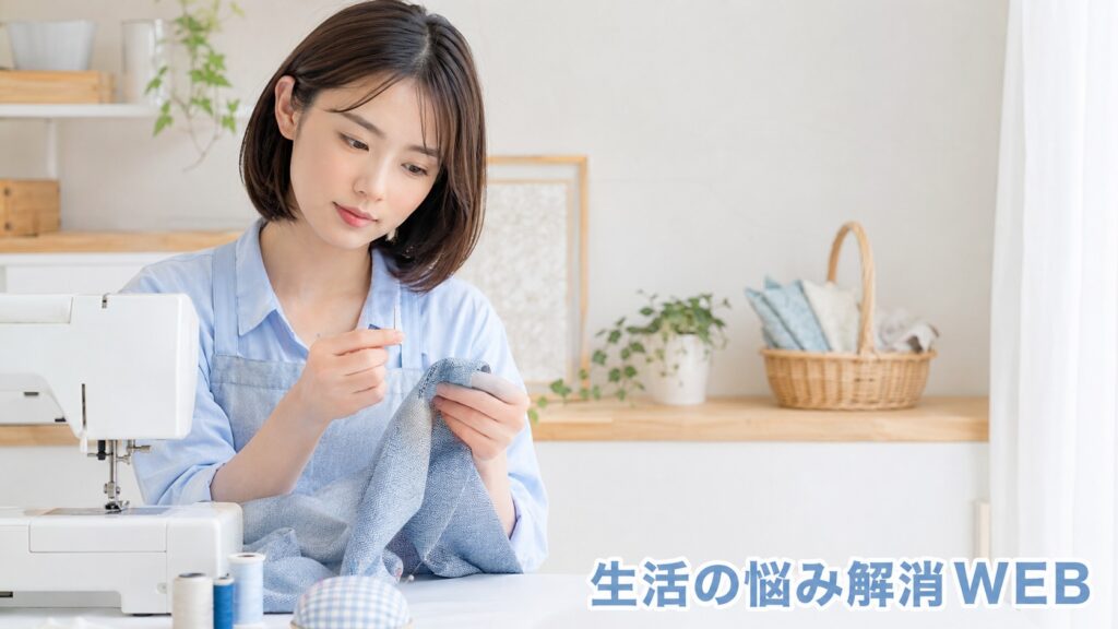 ミシンのそばで女性が針と布を確認し、針折れを防ぐために安全に点検している様子